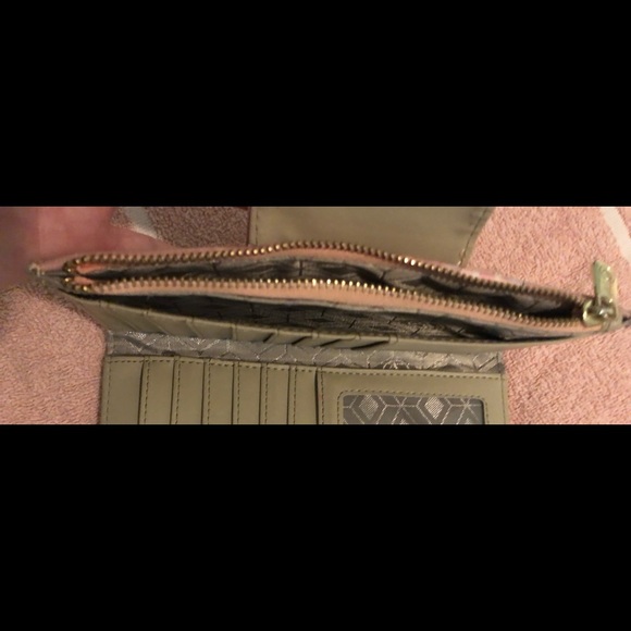 Adrienne Vittadini Floral Wallet. - Picture 8 of 8